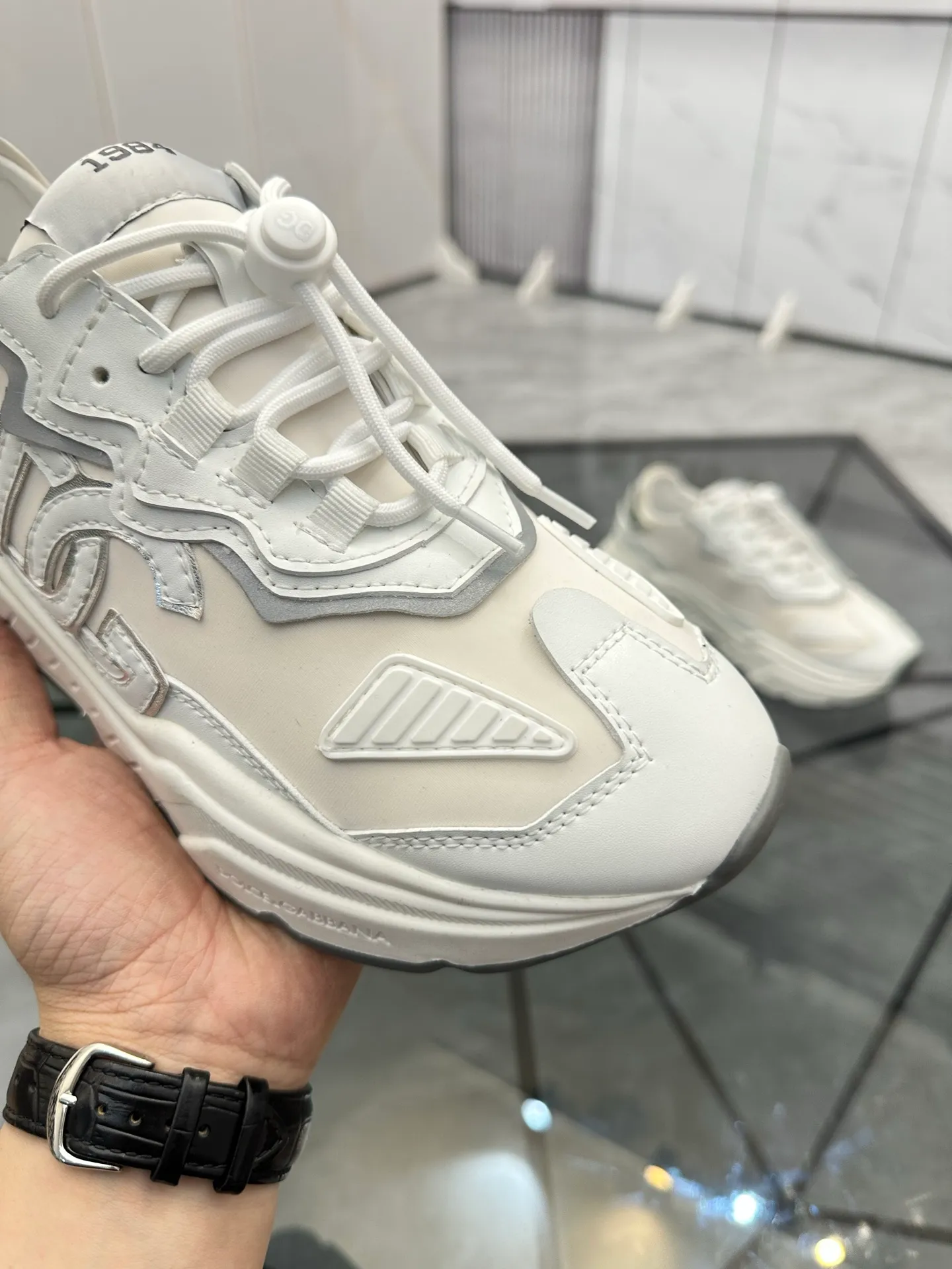 Men's shoes: 💰P480¥ Product trademark: DG "Dolce & Gabbana" low-top casual shoes Regular size: 35-44 (45.46 can be customized) Couple style Product materials: Upper imported cowhide stitching original material, breathable lining, original outsole. Number: 803